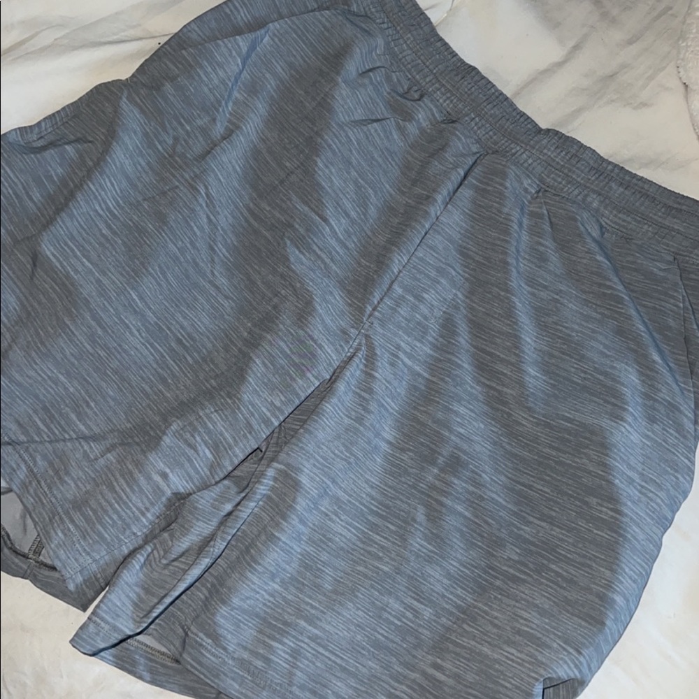 mens Lululemon shorts / size Medium (7 inch inseam w liner)